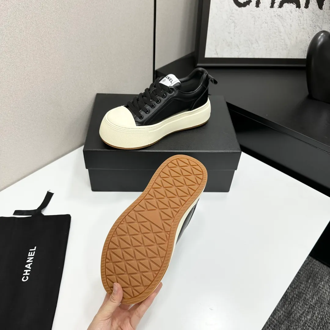 👟👟Ex-factory price 560👟👟Chanel Panda Shoes! 2025 counter's top casual sports shoes. This classic design; the upper is electro-embroidered with a variety of techniques; the outsole is fashionable and sporty; the unusual inclusion of a variety of color matching elements... The diversified mix and match is very good-looking and versatile, and can be used for leisure, fashion, sports, and outdoor... ꫛꫀꪝ Go➫ Materials: ❶Upper made of: original imported first-layer silk cowhide + original waterproof cloth + original first-layer cowhide ❷Inner lining: Breathable mesh ❸ Outsole based on: original TPU combination outsole, full set of boutique packaging for women 35–41
